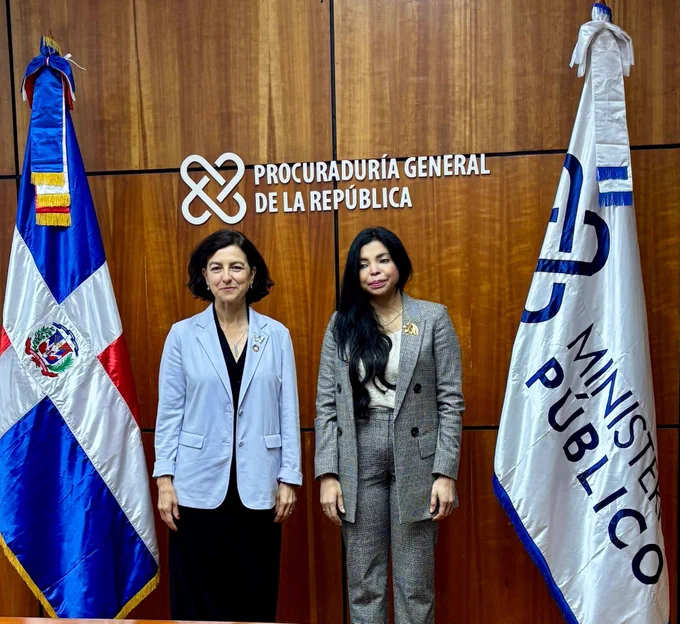Secretaria de Estado de Cooperación Internacional, Eva Granados Galiano (izq.) y Procuradora General de la República Dominicana, Yeni Berenice Reynoso (dch.)