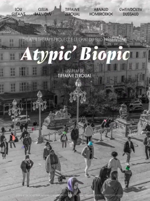 Affiche du film Atypic'Biopic. On y voit les escaliers de la gare Saint-Charles à Marseille avec beaucoup de personnes qui en descendent ou qui les montent. L'affiche est en noir et blanc mais chaque personne a une touche de couleur à un endroit différent. Le texte du haut indique le casting : Lou Guéant, Clelia Barnoin Tiffaine Zeroual, Arnaud Hombroekx, et Gwendolyn Dussaud. En-dessous est inscrit : Theater Therapy Project et Le Chat du Sud présentent Atypic'Biopic, un film de Tiffaine Zeroual.