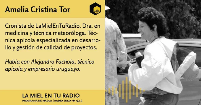 Una foto en blanco y negro de una mujer hasta su cadera, vestida con chaqueta de apicultura y jeans. Lleva termo y mate, se sonríe y camina hacia el lado izquierdo de la imagen. Se incluye texto que la describe como doctora en medicina, técnica meteoróloga y técnica apícola especializada en desarrollo y gestión de calidad de proyectos. También se menciona que entrevista a Alejandro Fachola, técnico apícola y empresario uruguayo. El fondo presenta una estética de ondas de sonido, reforzando el tema radial.