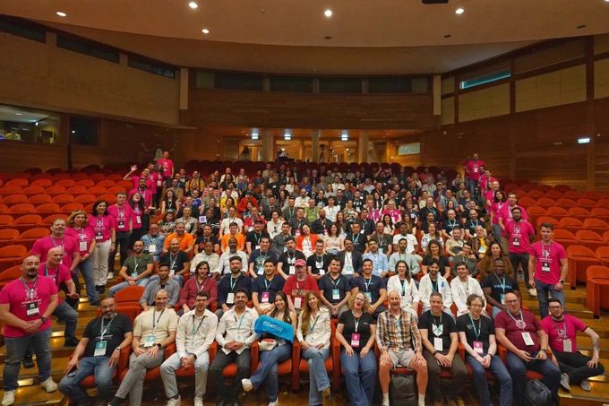 Uma foto de grupo no auditório com todos os participantes do WordCamp Lisboa 2025
