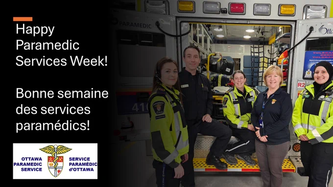 Groupe photo of paramedics, dispatcher, logistics staff and support staff.