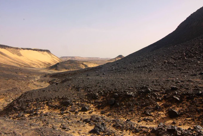 جبل قرمة، الصحراء السوداء، الأردنيون الأوائل تركوا هنا الاف الرسومات و النقوش الصفائية 
