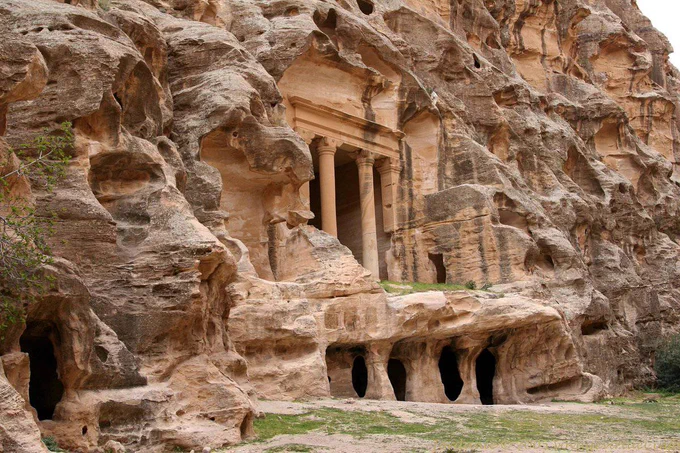 "البترا" الصغيرة، البيضا
