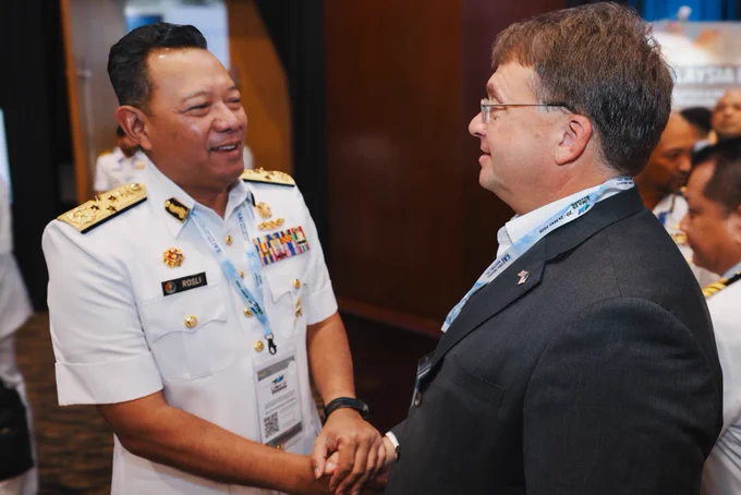Ambassador Kagan (right) talks to Director General of MMEA, Admiral Datuk Mohd Rosli Abdullah.