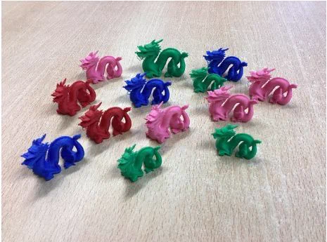 photographie de plusieurs dragons imprimés dans des couleurs différentes par les élèves de l’école primaire du Cèdre.