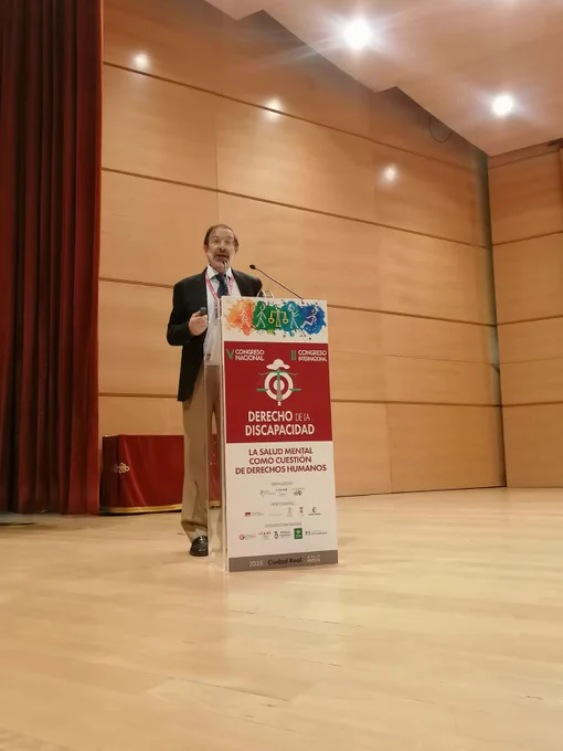 Foto del ponente de pien en el atril durante su intervención. 