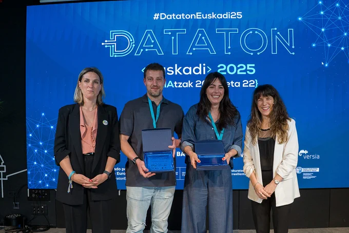 Elixabete García, directora de Transformación Digital del Gobierno vasco y Laura Marrón, directora general de BAIC, junto al equipo ganador del Dataton Euskadi 2025.