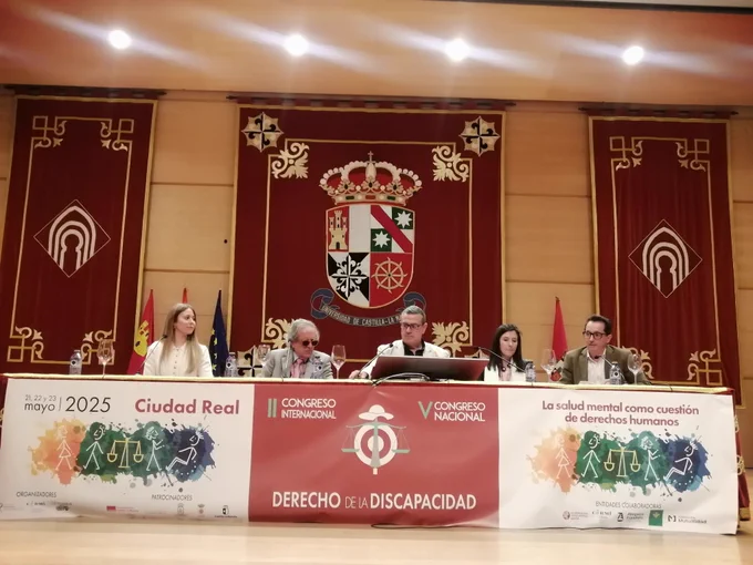 Foto de la mesa de clausura