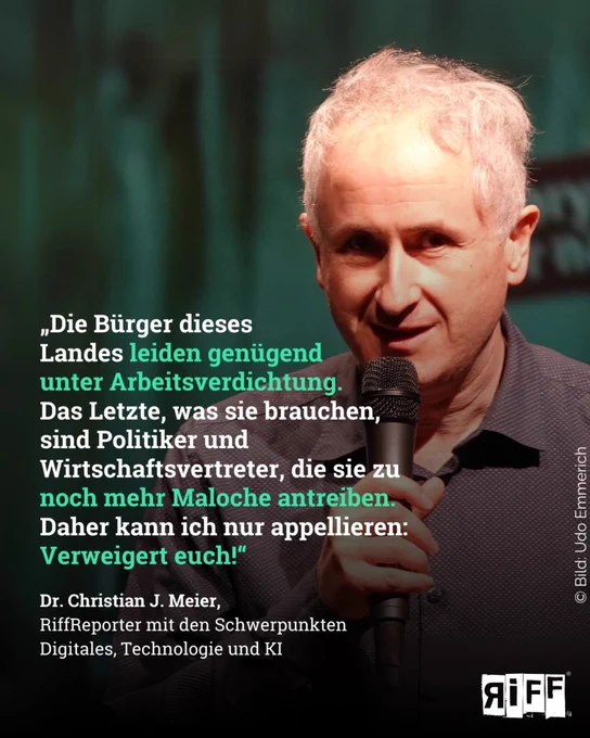Der Journalist und Autor Christian J. Meier steht mit einem Mikrofon in der Hand auf einer Bühne. Text: „Die Bürger dieses Landes leiden genügend unter Arbeitsverdichtung. Das Letzte, was sie brauchen, sind Politiker und Wirtschaftsvertreter, die sie zu noch mehr Maloche antreiben.Daher kann ich nur appellieren: Verweigert euch!“ Dr. Christian J. Meier, RiffReporter mit den Schwerpunkten Digitales, Technologie und KI. 