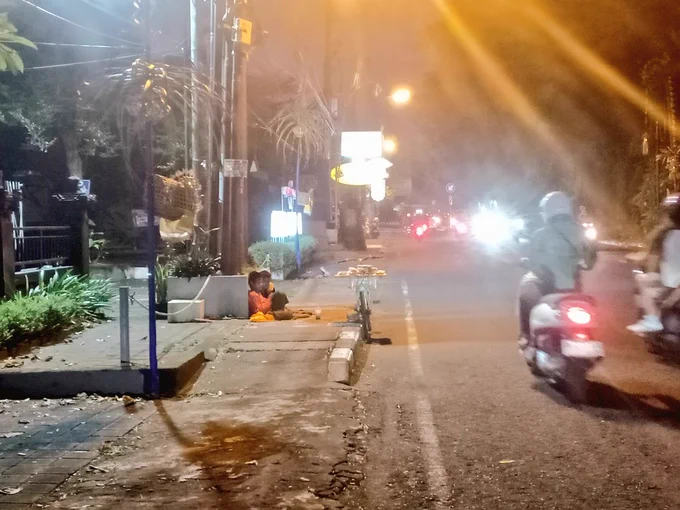 Dua anak menjajakan donat di Hayam Wuruk, Denpasar sekitar pukul 18.30 WITA