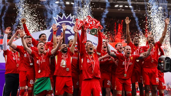 Photography of the Liverpool team with the Premier League trophy.