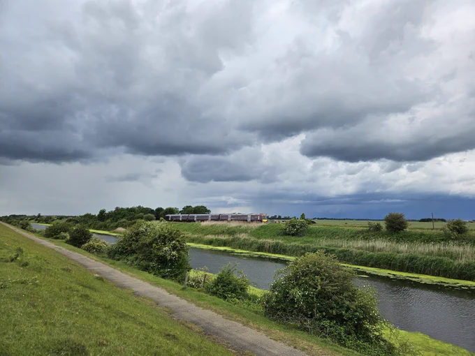 A class 170 on its way to Skegness between Boston and Hubberts Bridge