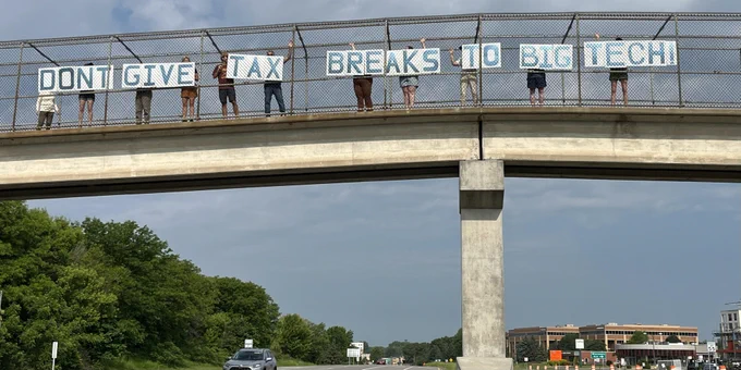 Highway overpass "Dont Give Tax Breaks to Big Tech"