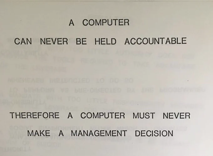 En 1979, IBM afirmaba que los ordenadores no debían tomar decisiones de gestión por no ser responsables. Hoy, muchas empresas han invertido esa lógica, delegando decisiones importantes en los algoritmos para eludir responsabilidades.