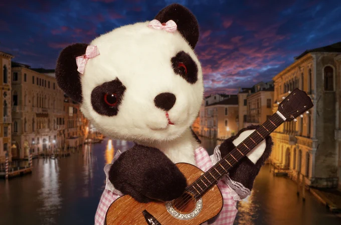 Soo with her guitar in Venice.