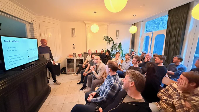 Lars Vonk giving a presentation in front of a crowd.
