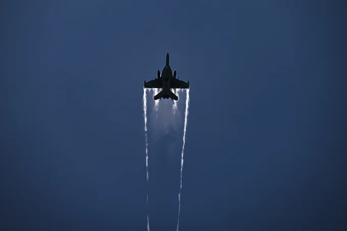 An E/A-18G Growler from the “Cougars” of Electronic Attack Squadron (VAQ) 139 flies near the aircraft carrier USS Nimitz (CVN 68) in the South China Sea, May 27, 2025. The Nimitz is underway in the U.S. 7th Fleet area of operations on a scheduled deployment, demonstrating the U.S. Navy's unwavering commitment to a free and open Indo-Pacific. (U.S. Navy photo by Mass Communication Specialist 2nd Class Hannah Kantner)