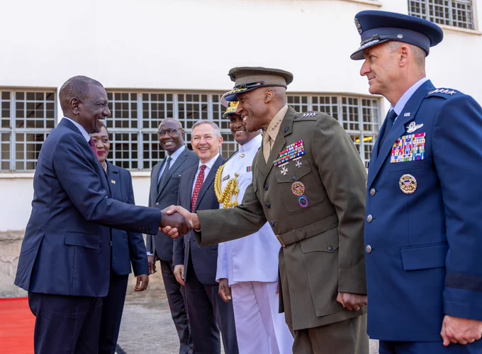His Excellency Dr. William Samoei Ruto, C.G.H., President of the Republic of Kenya and Commander-in-Chief of the Defence Forces (left) greets U.S. Marine Corps Gen. Michael E. Langley, commander U.S. Africa Command and U.S. Air Force Gen. Steven Nordhaus, Chief of the National Guard Bureau, during the opening ceremony for the 2025 African Chiefs of Defense conference, May 28, 2025. (Courtesy Photo)