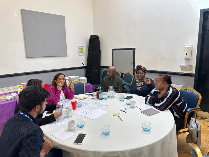 A table at the conference. The people are having conversations 