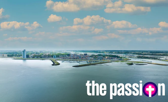 Een panorama van het stadje sluis en de kust met het water.
