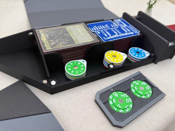 Caja abierta se ven contadores y cartas
