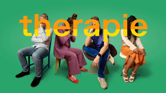 Twee mannen en twee vrouwen zitten elk op een stoel, verscholen achter oranje-gele letters die het woord therapie vormen.