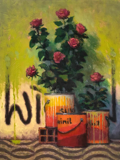Pintura em óleo sobre tela retratando uma calçada, onde há três latas de tinta de parede. A primeira suja de tinta branca e tem uma roseira grande plantada nela. A segunda está suja de tinta verde e tem uma roseira pequena. E a terceira lata ainda está fechada e limpa. Atrás das latas há um muro branco pichado, mas vemos uma demão de tinta verde cobrindo parcialmente a pichação.