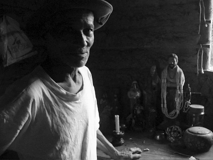 Oṣó Caboclo When I arrived in the communities, I always asked if there were any shrines or anyone connected to the enchantment. That's when I met Seu Casemiro, this caboclo gentleman with a funny face. We talked for a while and then he took me to see his altar, where he lights his candles and says his prayers. Talking to someone I worked with in April 2008 in the quilombola communities, I was told that Seu Casemiro had died a few years ago. [Oṣó Caboclo - Caboclo Feiticeiro - Seu Casemiro, Comunidade de Itapuaua, Alcântara, Maranhão, Brazil, abril, 2008] Photography 3797 x 2848 5,62 MB 32 bits PNG Socram Ordnael Ogal @marcos Palhano16