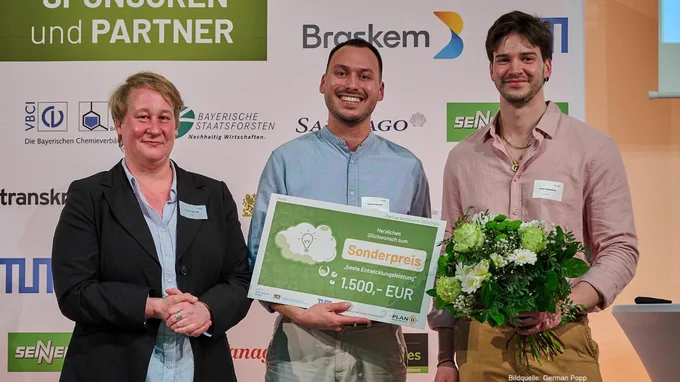 Überreichung des Sonderpreises durch Prof. Dr. Anja Faße, Prorektorin des TUM Campus Straubing (li.), an das Team Looppack (v. li.): Patrick Grimmeisen und Tomás Federico Kochendörfer.