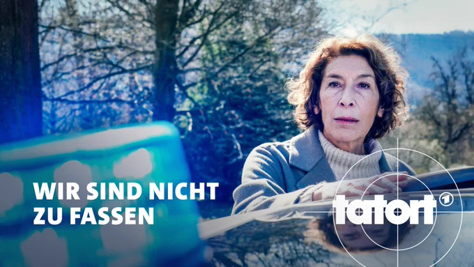 Ermittlerin Fellner steht hinter einem Polizeiauto 