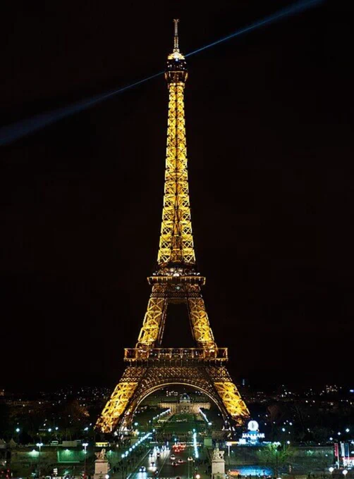 tour eifel lighting on ablack background