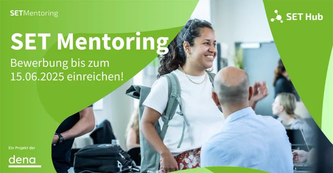 eine Frau lächelt eine Gruppe von Leuten an.