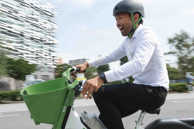 Conference attendee trying a Lime bike