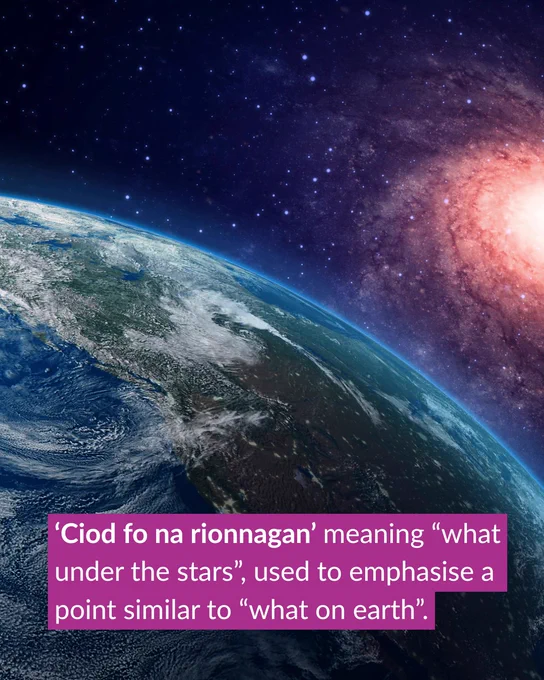 Blick auf die Erde aus dem All mit einem leuchtenden Sternenhimmel und einer Spiralgalaxie im Hintergrund. Im Bild ist das gälische Sprichwort „Ciod fo na rionnagan“ zu sehen, das sinngemäß „Was unter den Sternen?“ bedeutet – eine gälische Entsprechung zu „Was um alles in der Welt?“.