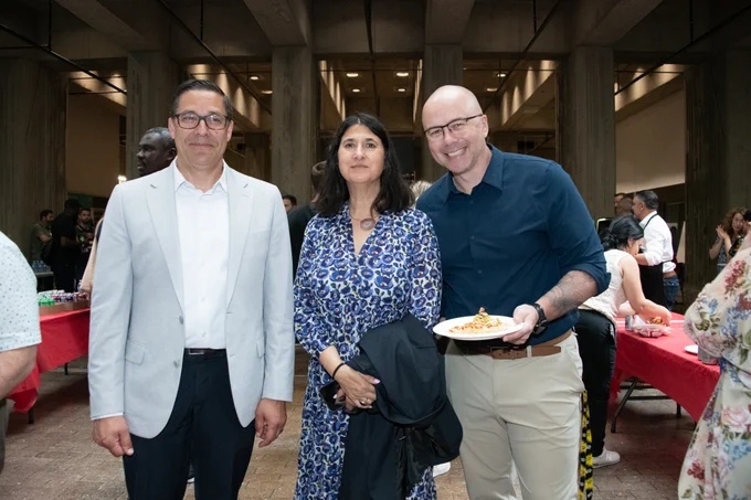 Une photo du SMD Mills, de la SM Reza et du SMD Benay posant à l'intérieur lors de l'événement de la Semaine nationale de la fonction publique. 