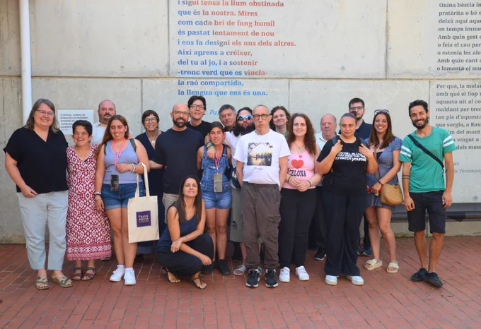 Una vintena de participants somrient a càmera.