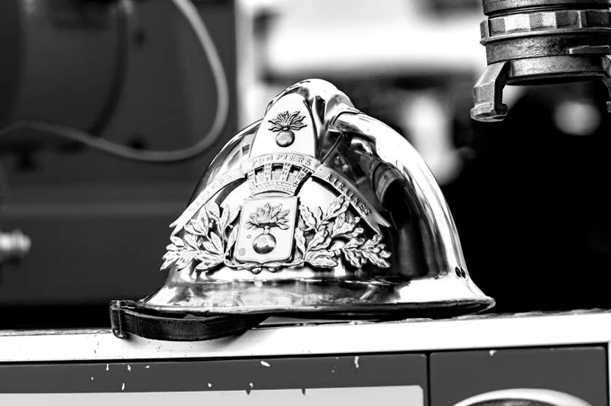 Casque de sapeur-pompier en noir et blanc