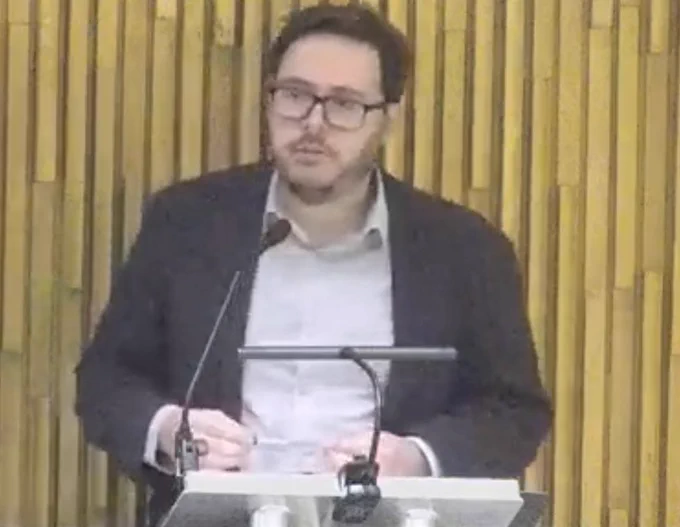 Cllr Nick Hartley proposing the motion