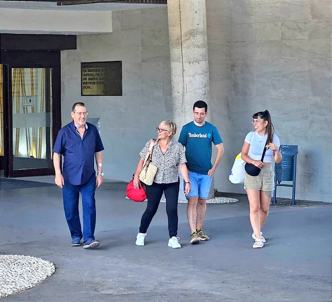 Alta clínica y caminando.
Con mi family: Pilar, Fran y Piluca.
Hospital General Universitario de Elche.