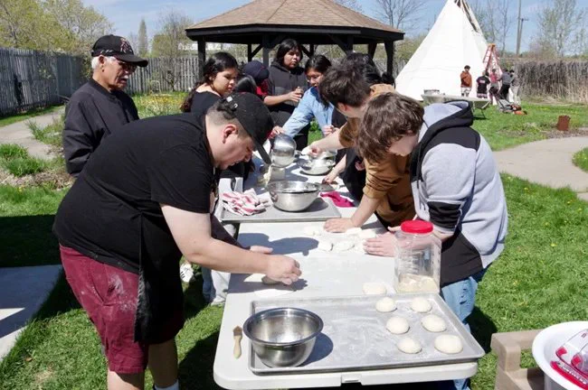 Thunder Bay Indigenous Friendship Centre Roots Community Food Centre program helps students with cultural land-based teachings

Read more via Anishinabek News: https://anishinabeknews.ca/2025/06/12/thunder-bay-indigenous-friendship-centre-roots-community-food-centre-program-helps-students-with-cultural-land-based-teachings/