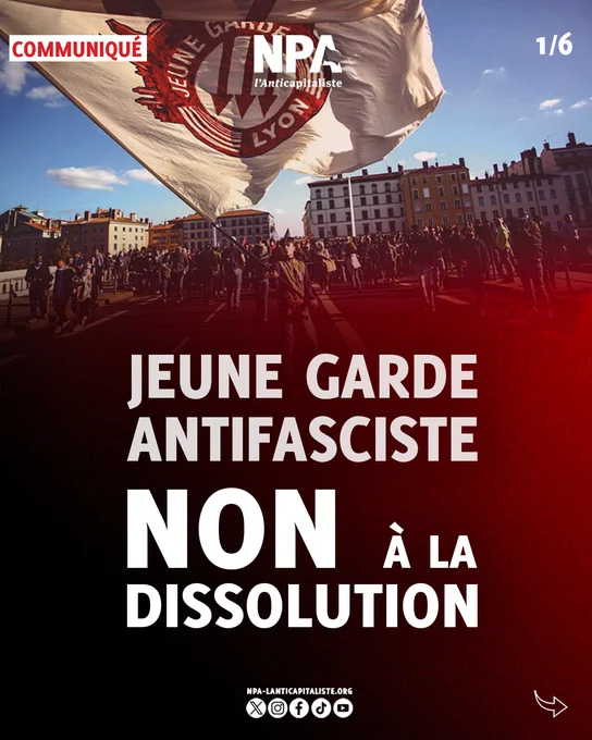 En arrière-plan un camarade de la Jeune Garde agite un grand drapeau de la Jeune Garde Lyon.
Sur un fond rouge/noir, il est écrit Jeune Garde Antifasciste, Non à la dissolution