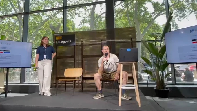 Pol Pastells i Clara Puigventós al Lounge D del Sónar presentant Scribal, projectat en dues pantalles.
