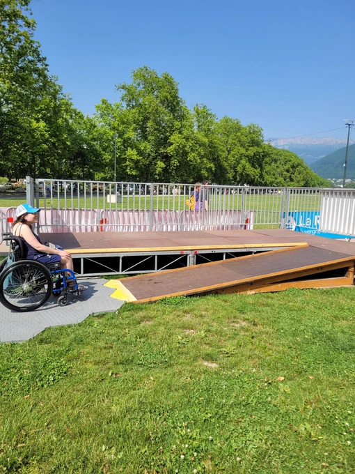Estrade pmr sur le Paquier pour les projections en plein air 