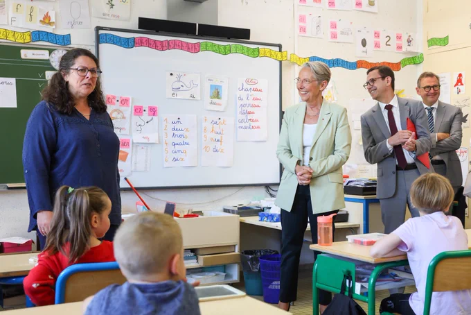 Elisabeth Borne dans une classe à Saint Quentin