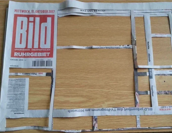 Bild-Zeitung mit ausgeschnittenen Artikeln. 