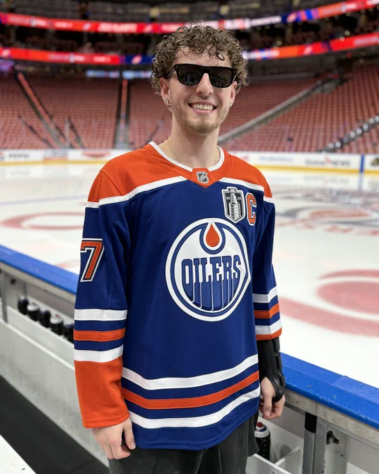 Brandin Podziemski poses for a photo on the Oilers bench