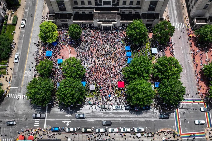 A photo of the No King's Day protest crowd in Kentucky.