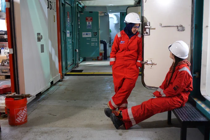 ESO Petrophysicist Tayyaba Khurram and geochemist Alizé Longeau take 5 minutes for a chat during a busy shift 