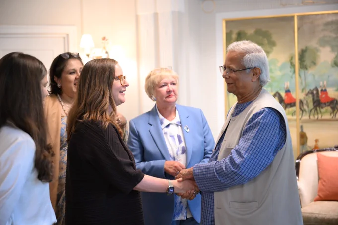 Professors Rachel Baker and Olga Biosca meeting Emeritus Chancellor Professor Muhammad Yunus in London.