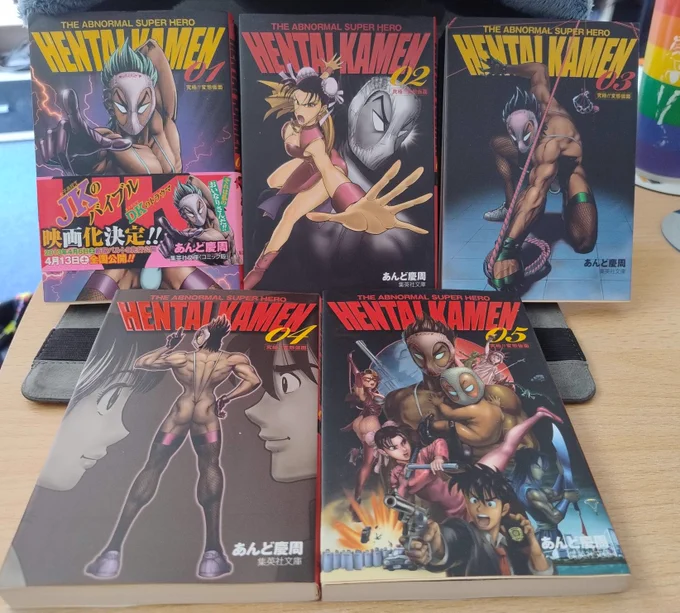 Blackys Sammlung der Mangabücher von Hentai Kamen, dem perversen Superheld, der seine Kräfte dann entfalten kann, wenn er getragene Mädchenschlüpfer auf dem Kopf trägt.